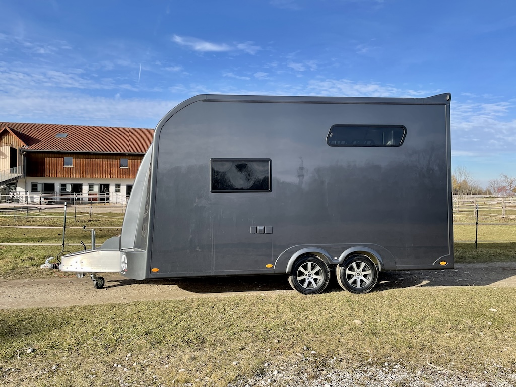 RJH Trailer 675 - Pferdeanhänger für bis zu 3 Pferde mit großer Wohnkabine