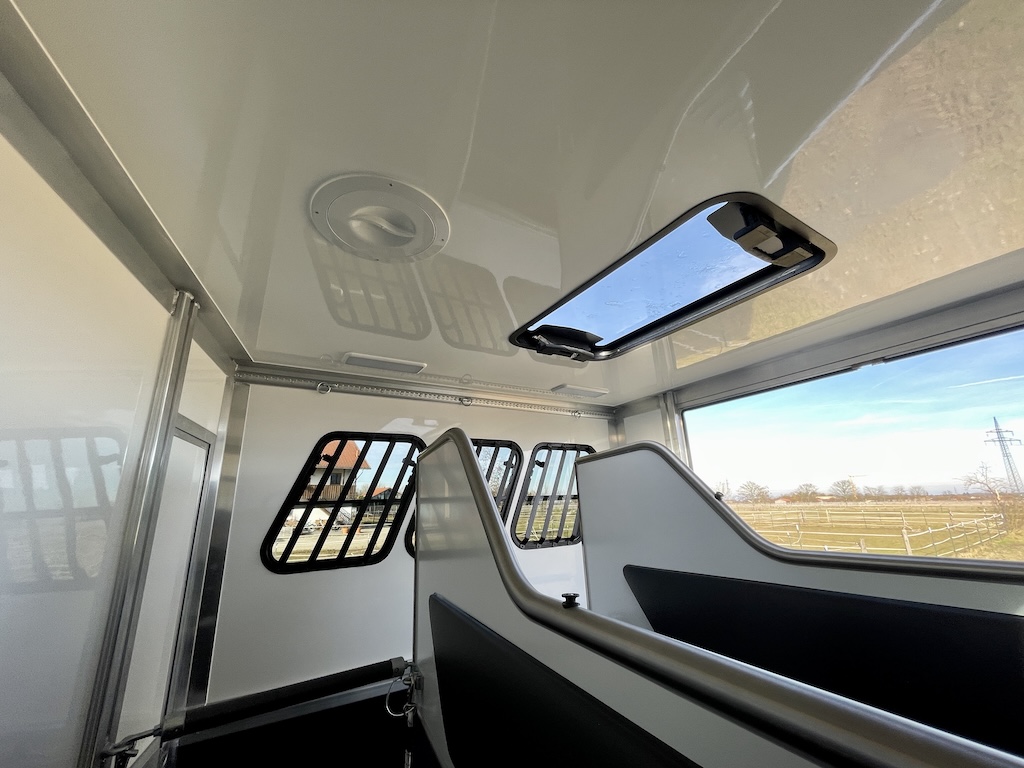 RJH Trailer 675 - Pferdeanhänger für bis zu 3 Pferde mit großer Wohnkabine