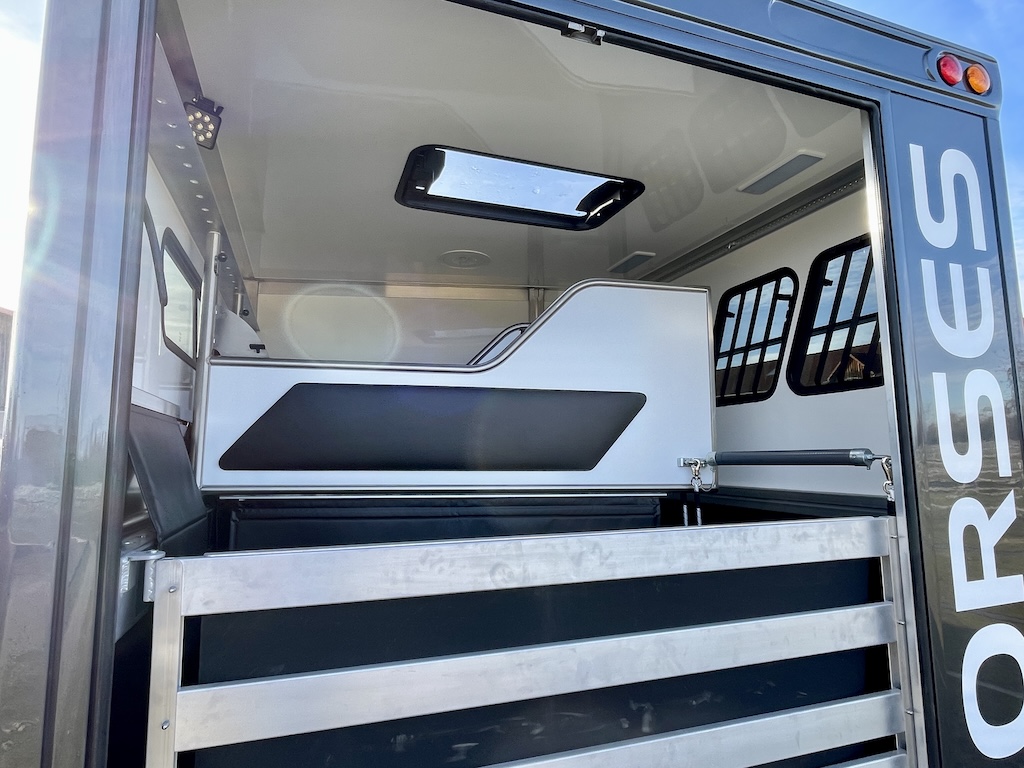 RJH Trailer 675 - Pferdeanhänger für bis zu 3 Pferde mit großer Wohnkabine