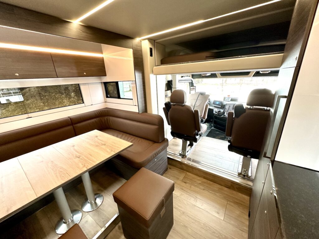 Mercedes-Benz Actros 2545 RJH Exclusive H6 Pferdetransporter im Vorlauf