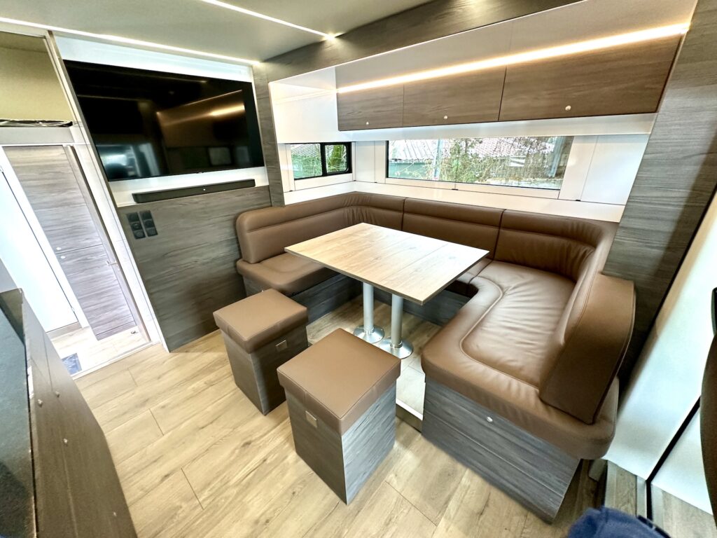 Mercedes-Benz Actros 2545 RJH Exclusive H6 Pferdetransporter im Vorlauf