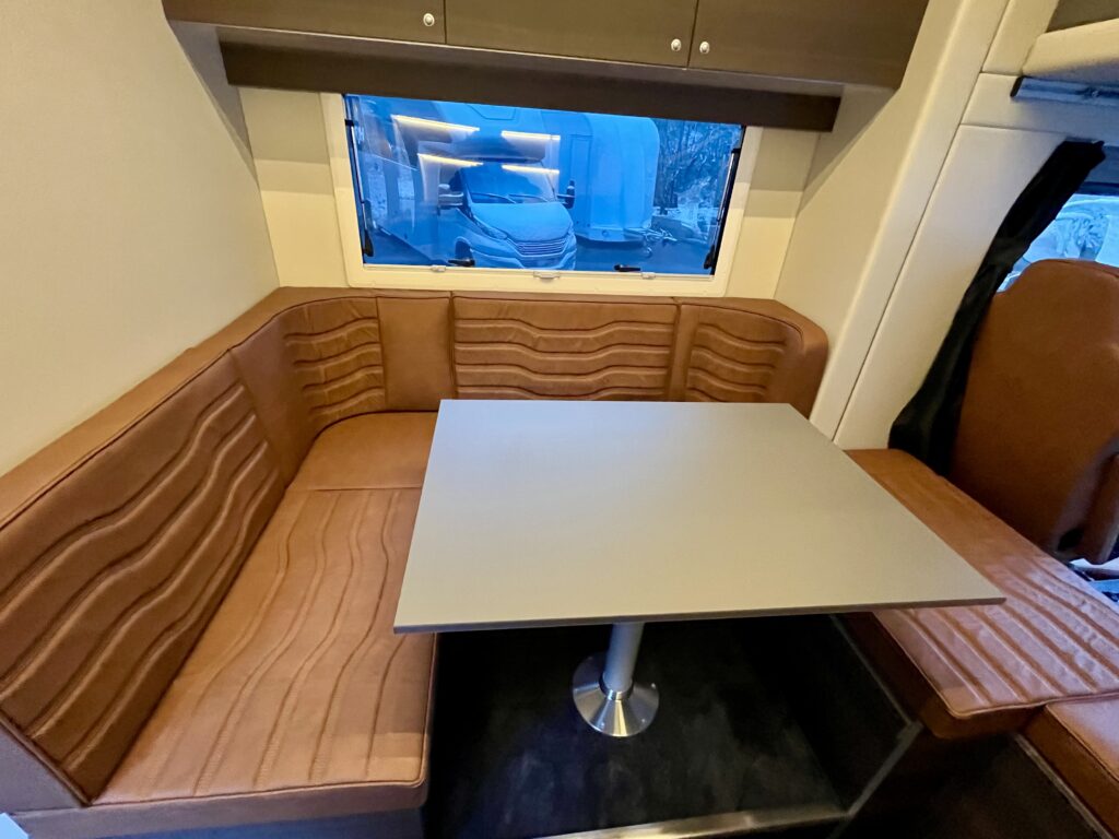 RJH Ecoline H3 IVECO 80E Pferdetransporter