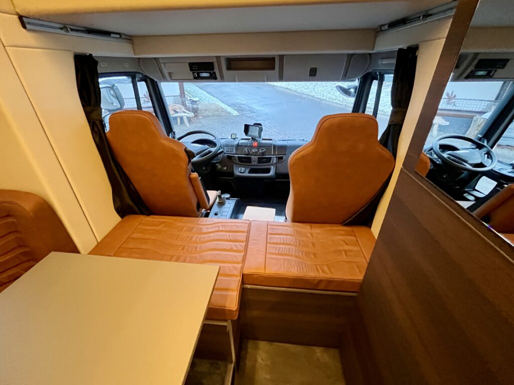 RJH Ecoline H3 IVECO 80E Pferdetransporter