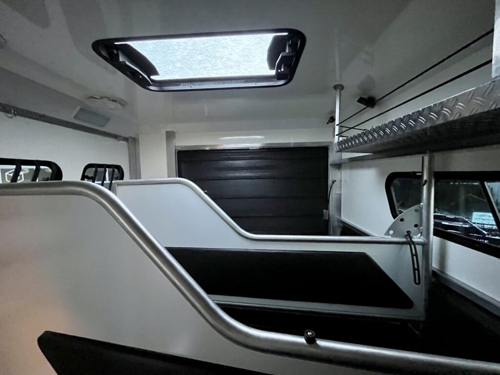 RJH Ecoline H3 IVECO 80E Pferdetransporter