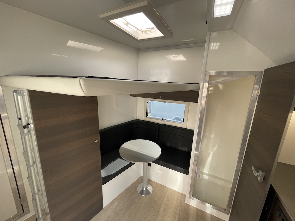 RJH Trailer 675 - Pferdeanhänger für bis zu 3 Pferde mit großer Wohnkabine