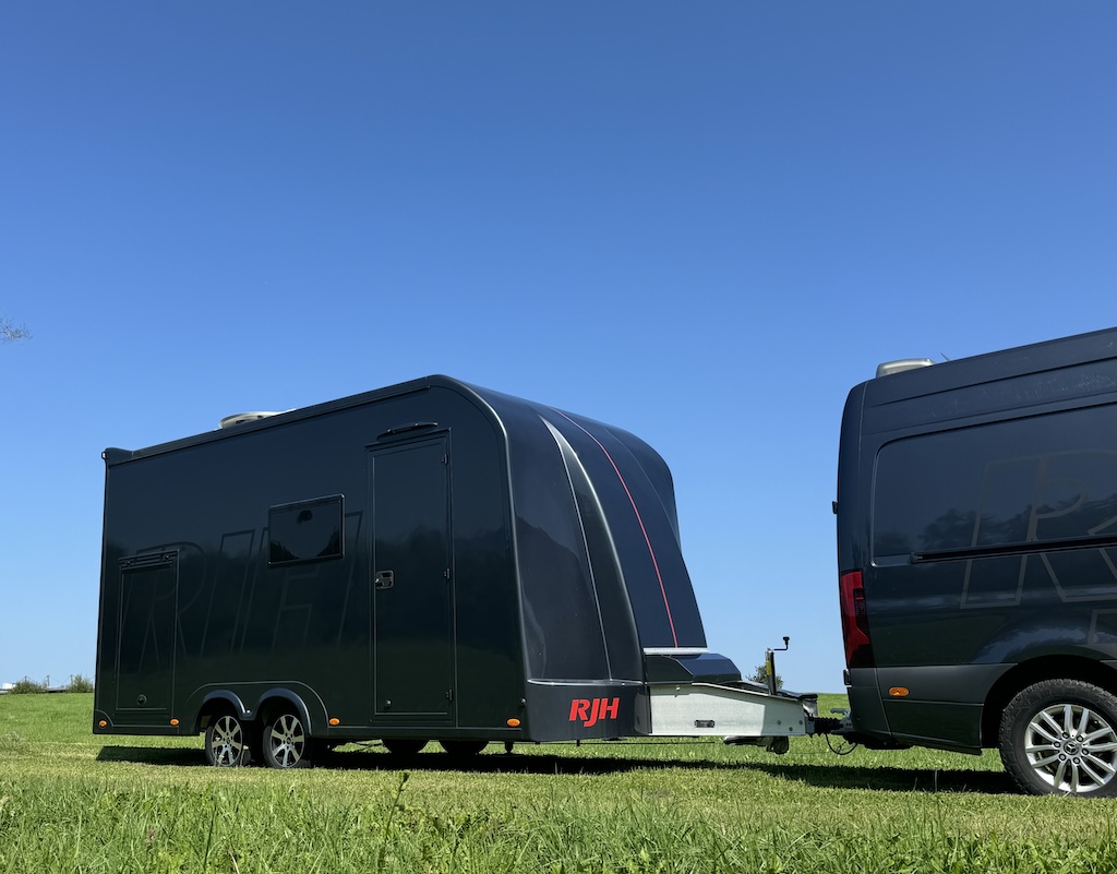 RJH Anhänger LUXUSWOHNWAGEN 3,5 Heckgarage Vollausstattung NEU