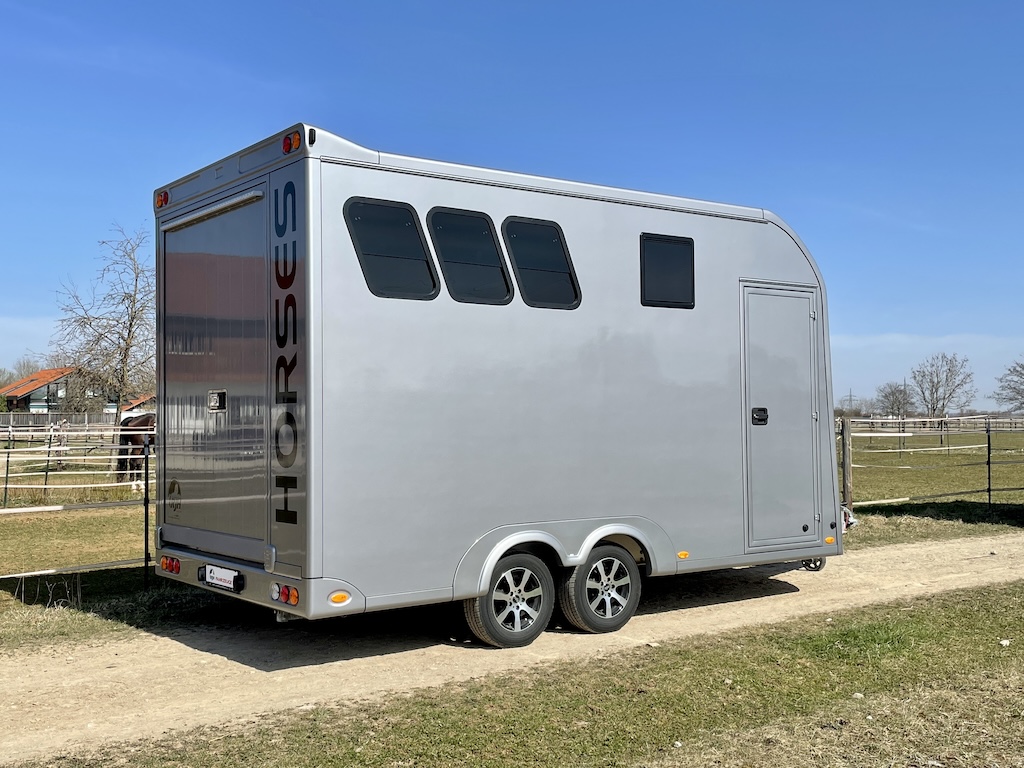 RJH Trailer 675 - Pferdeanhänger für bis zu 3 Pferde mit großer Wohnkabine