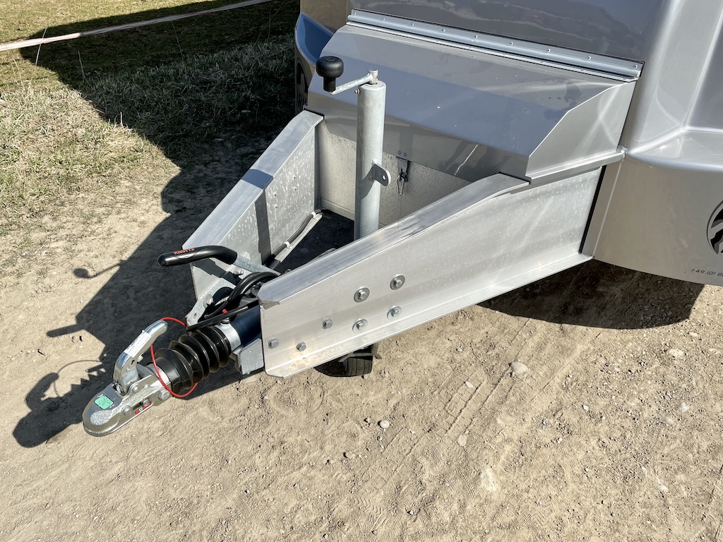 RJH Trailer 675 - Pferdeanhänger für bis zu 3 Pferde mit großer Wohnkabine