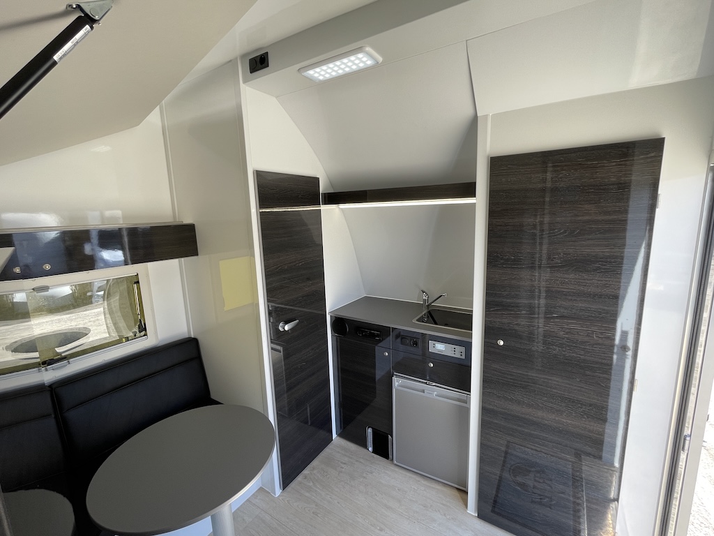 RJH Trailer 675 - Pferdeanhänger für bis zu 3 Pferde mit großer Wohnkabine