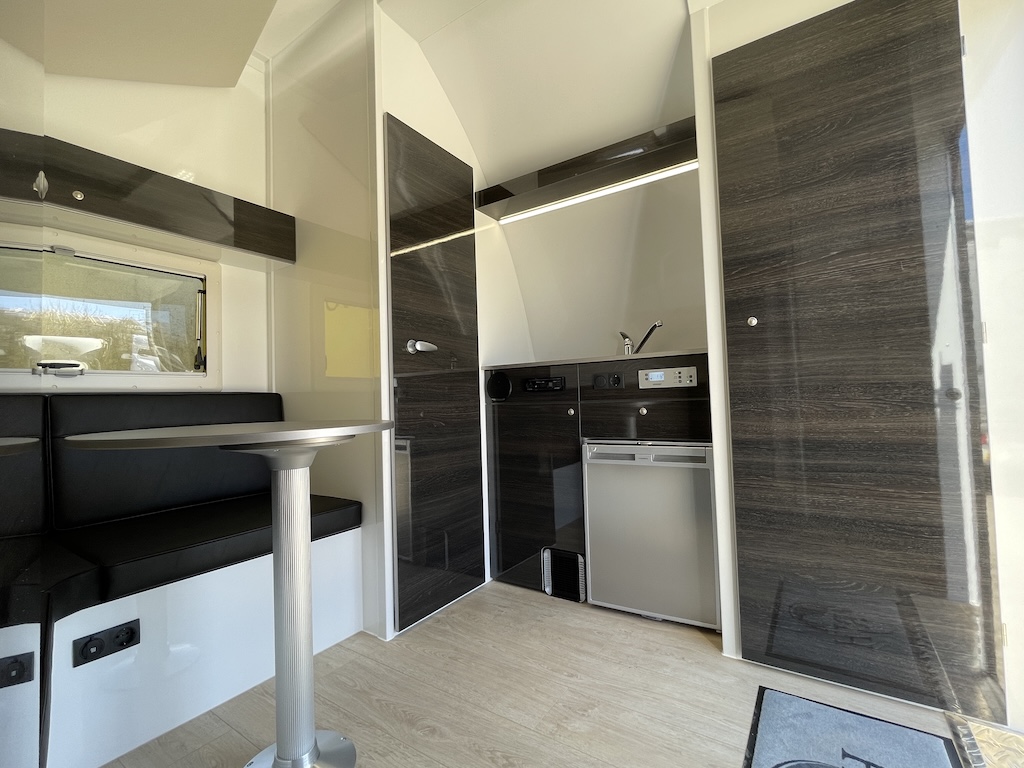 RJH Trailer 675 - Pferdeanhänger für bis zu 3 Pferde mit großer Wohnkabine