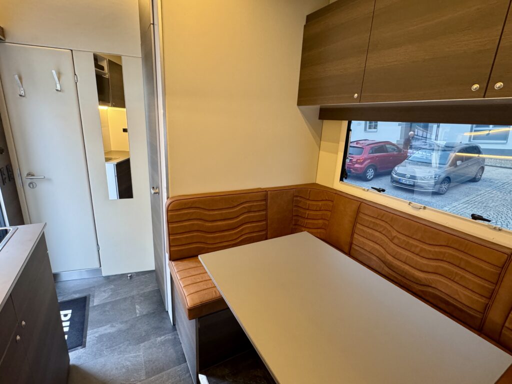 RJH Ecoline H3 IVECO 80E Pferdetransporter