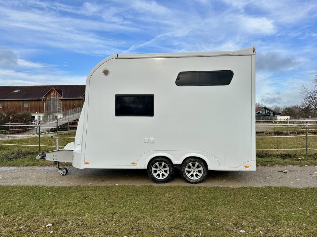 RJH Trailer 600 Pferdeanhänger 2 Pferde mit grosser Wohnkabine Dusche - Gebrauchtfahrzeug