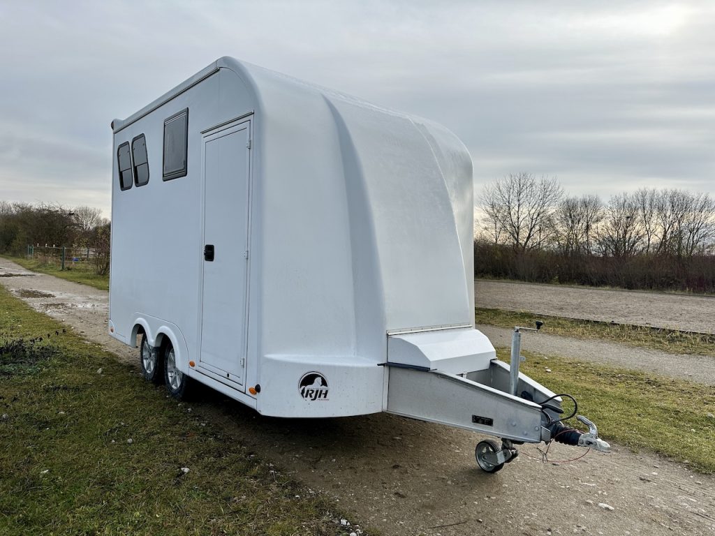 RJH Trailer 600 Pferdeanhänger 2 Pferde mit grosser Wohnkabine Dusche - Gebrauchtfahrzeug