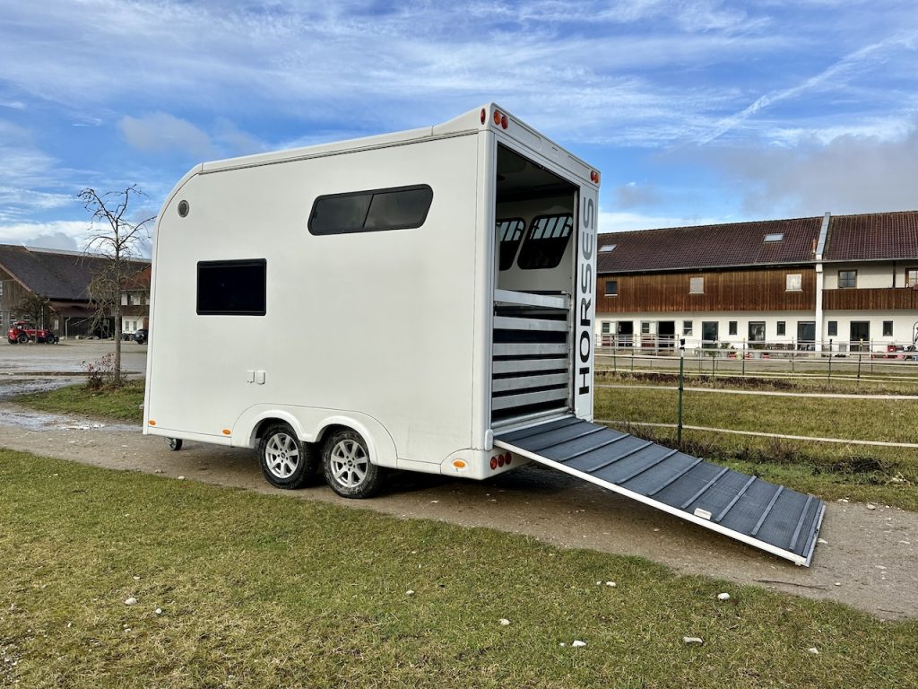 RJH Trailer 600 Pferdeanhänger 2 Pferde mit grosser Wohnkabine Dusche - Gebrauchtfahrzeug