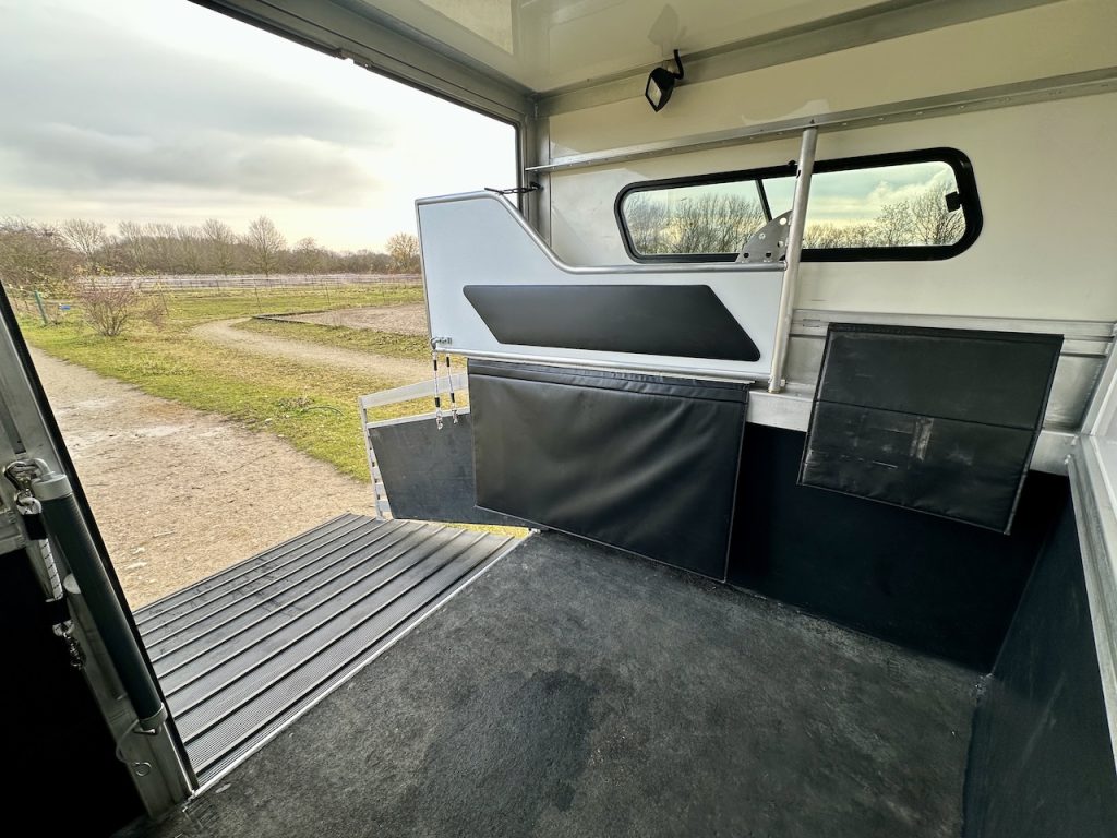 RJH Trailer 600 Pferdeanhänger 2 Pferde mit grosser Wohnkabine Dusche - Gebrauchtfahrzeug