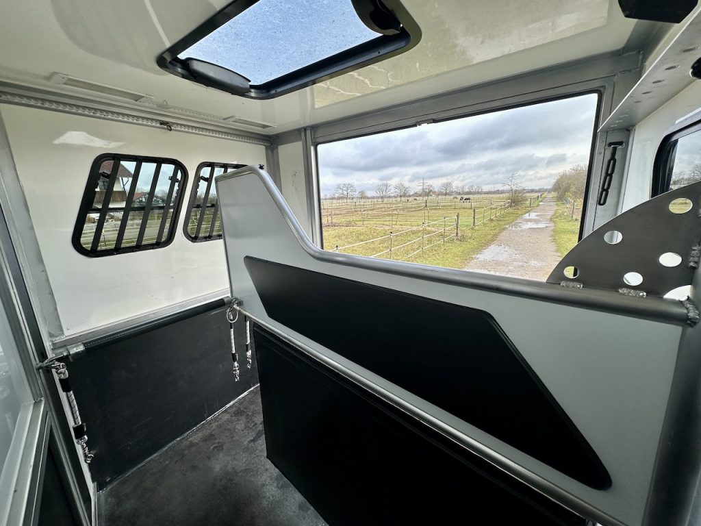 RJH Trailer 600 Pferdeanhänger 2 Pferde mit grosser Wohnkabine Dusche - Gebrauchtfahrzeug