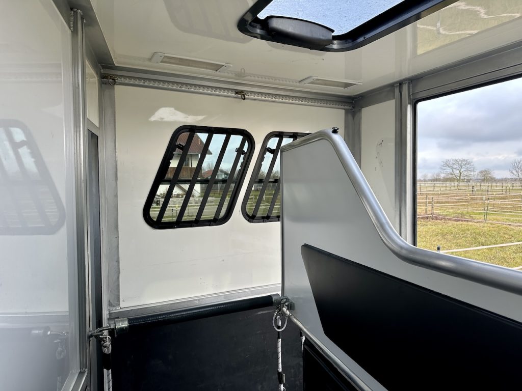 RJH Trailer 600 Pferdeanhänger 2 Pferde mit grosser Wohnkabine Dusche - Gebrauchtfahrzeug