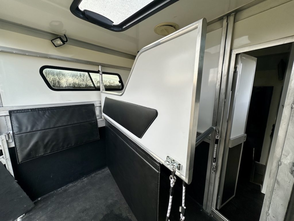 RJH Trailer 600 Pferdeanhänger 2 Pferde mit grosser Wohnkabine Dusche - Gebrauchtfahrzeug