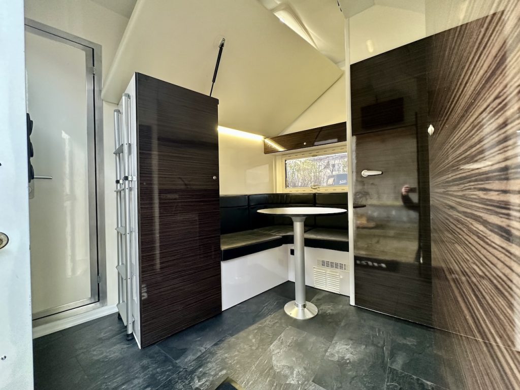 RJH Trailer 600 Pferdeanhänger 2 Pferde mit grosser Wohnkabine Dusche - Gebrauchtfahrzeug