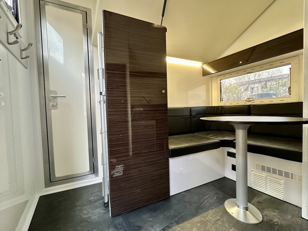 RJH Trailer 600 Pferdeanhänger 2 Pferde mit grosser Wohnkabine Dusche - Gebrauchtfahrzeug