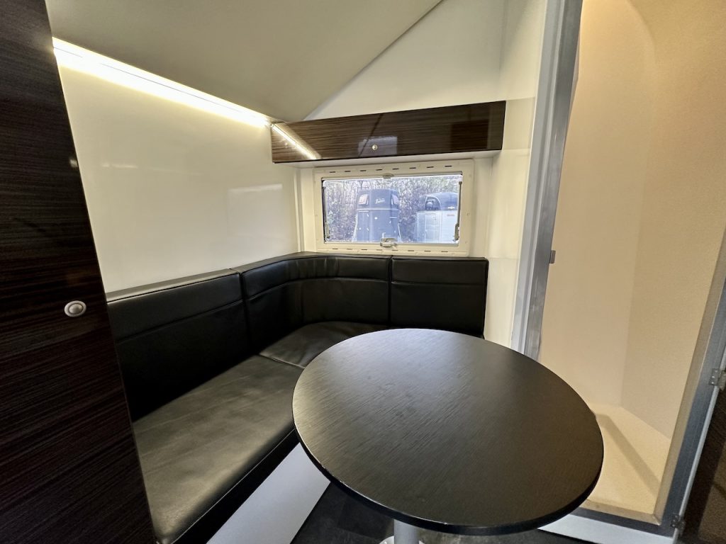 RJH Trailer 600 Pferdeanhänger 2 Pferde mit grosser Wohnkabine Dusche - Gebrauchtfahrzeug