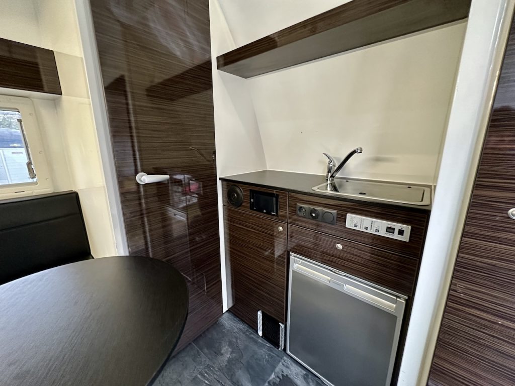 RJH Trailer 600 Pferdeanhänger 2 Pferde mit grosser Wohnkabine Dusche - Gebrauchtfahrzeug