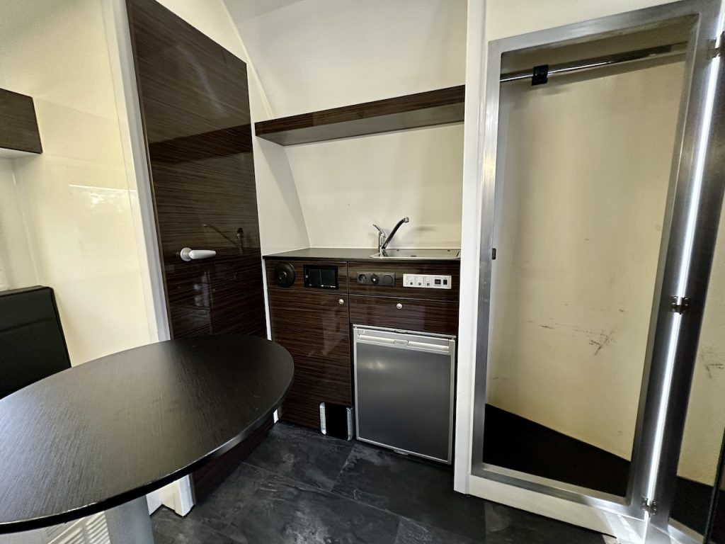 RJH Trailer 600 Pferdeanhänger 2 Pferde mit grosser Wohnkabine Dusche - Gebrauchtfahrzeug