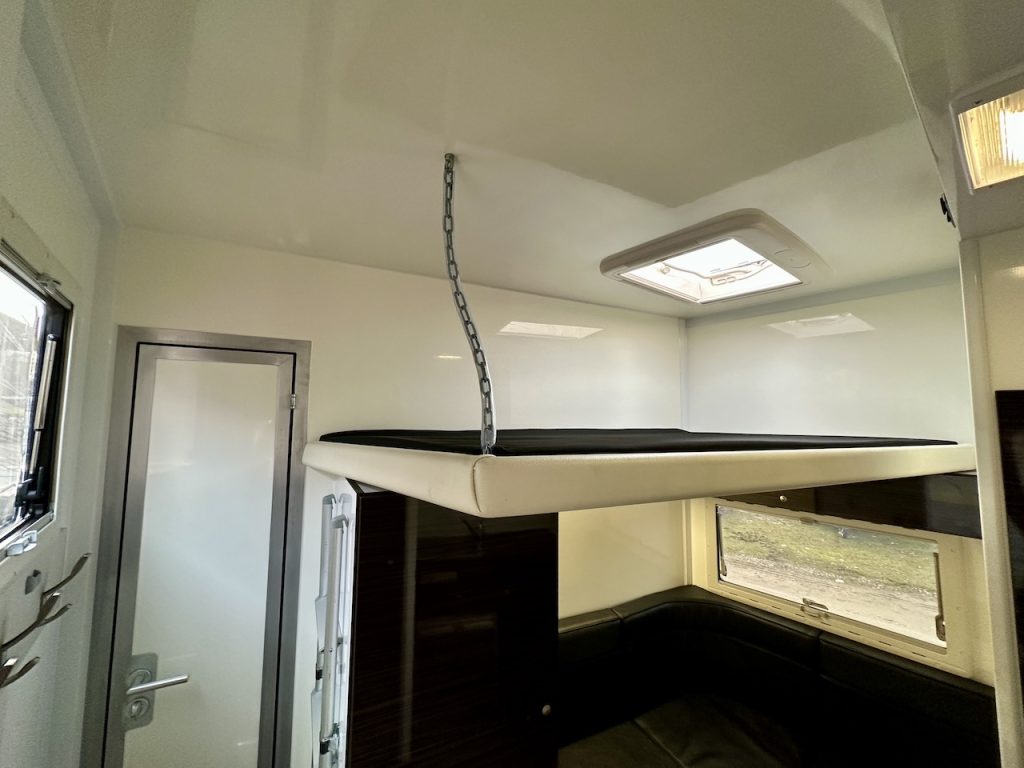 RJH Trailer 600 Pferdeanhänger 2 Pferde mit grosser Wohnkabine Dusche - Gebrauchtfahrzeug