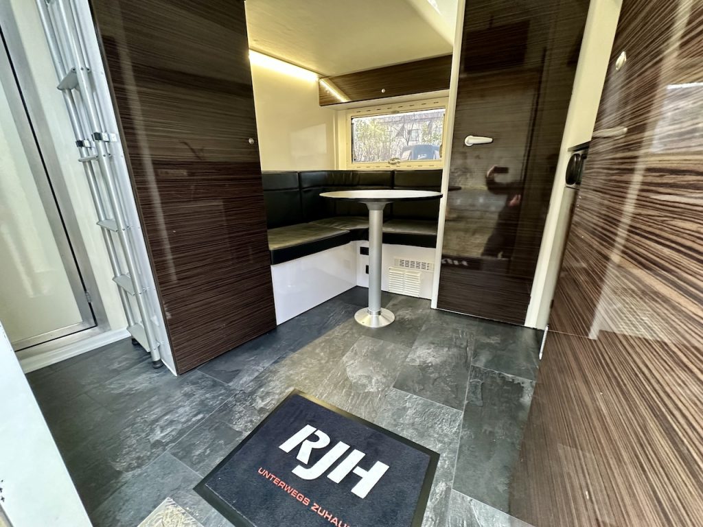 RJH Trailer 600 Pferdeanhänger 2 Pferde mit grosser Wohnkabine Dusche - Gebrauchtfahrzeug