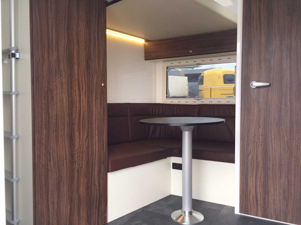 RJH TRAILER 600 Pferdeanhänger 2 Horses grosse Wohnkabine mit Dusche