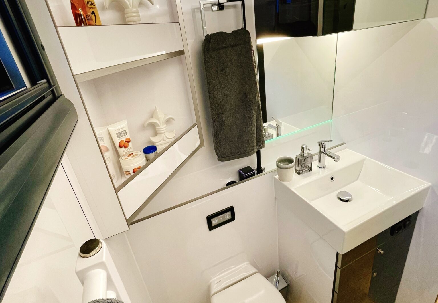 RJH-Exclusive-Pferdetransporter-Bad