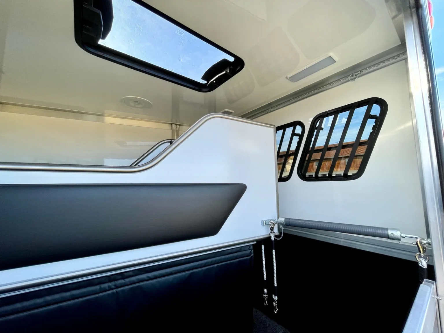 RJH Trailer Pferdeabteil