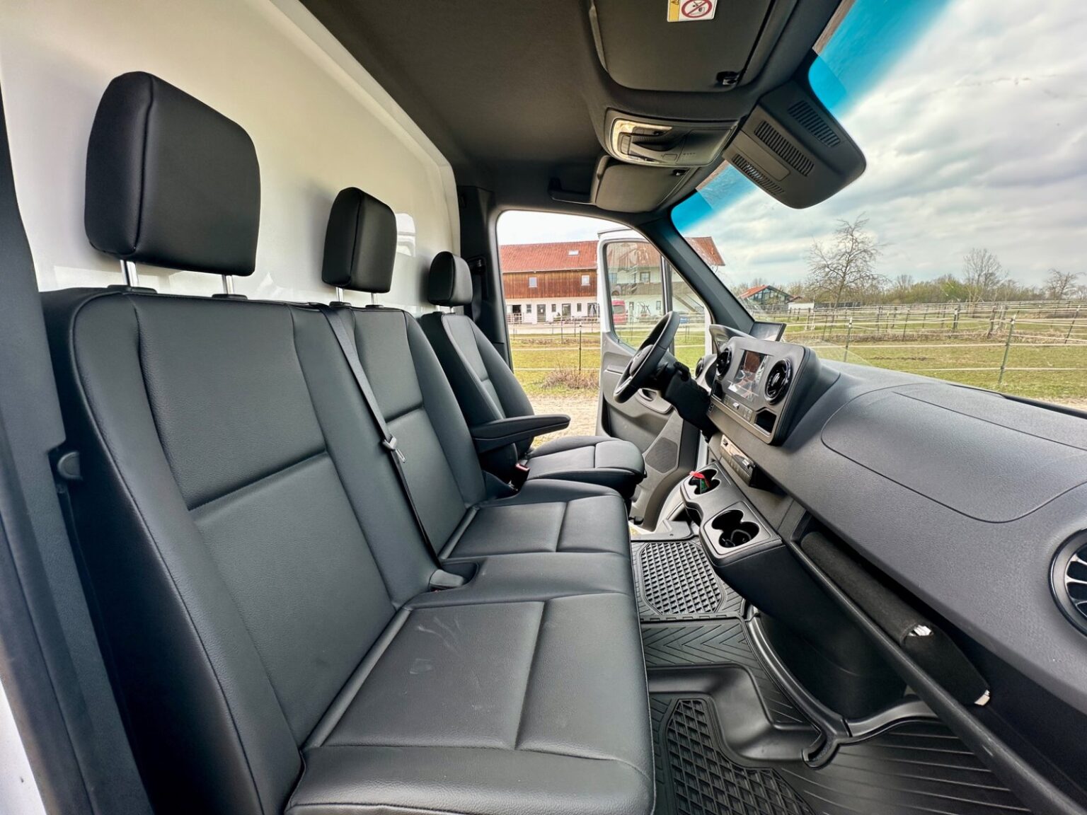 RJH Sport Mercedes Benz 2-Pferdetransporter Fahrerabteil