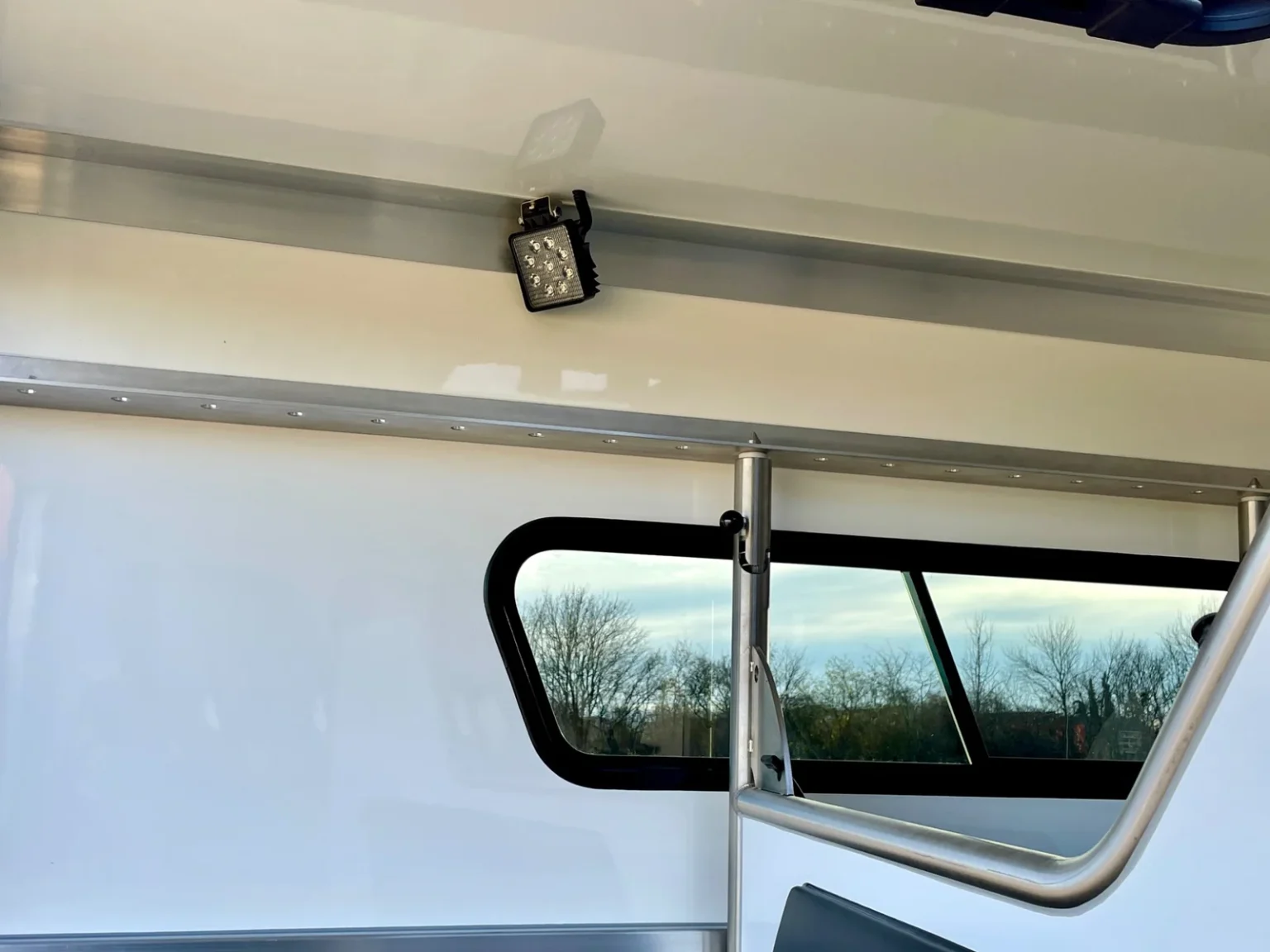 RJH Trailer Pferdeabteil Fenster