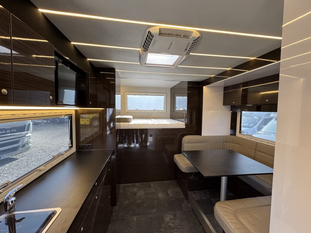 RJH 675 Caravan with slide-out - Absolutely unique