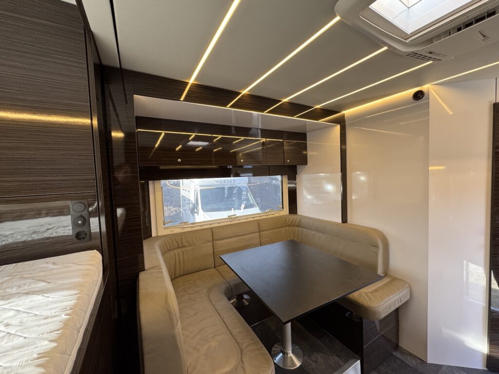 RJH 675 Caravan with slide-out - Absolutely unique