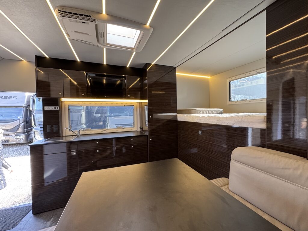 RJH 675 Caravan with slide-out - Absolutely unique