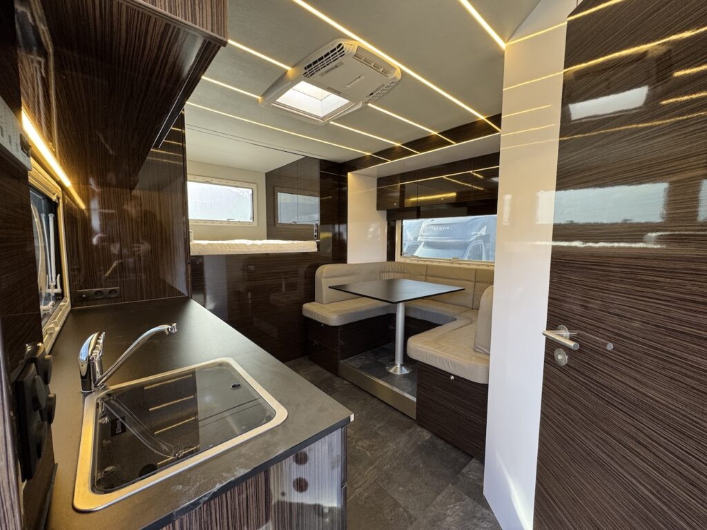 RJH 675 Caravan with slide-out - Absolutely unique