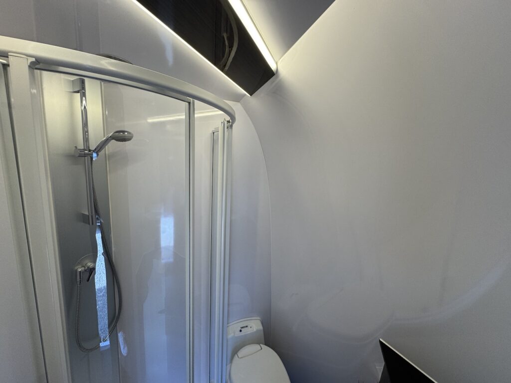 RJH 675 Caravan with slide-out - Absolutely unique