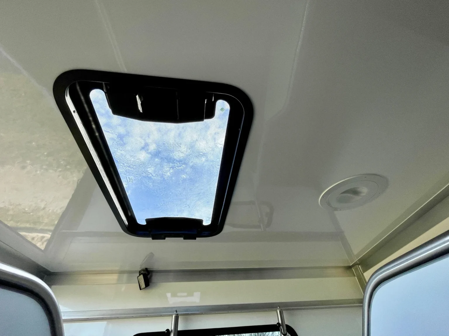 RJH Trailer Pferdeabteil Fenster