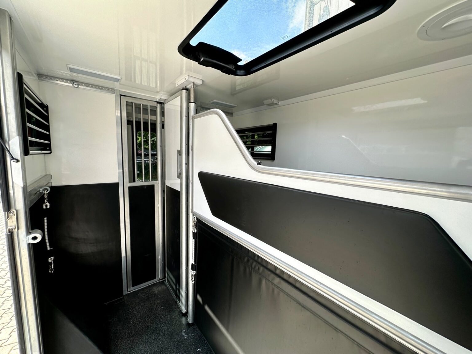 RJH Sport Mercedes Benz 2-Pferdetransporter Pferdeabteil