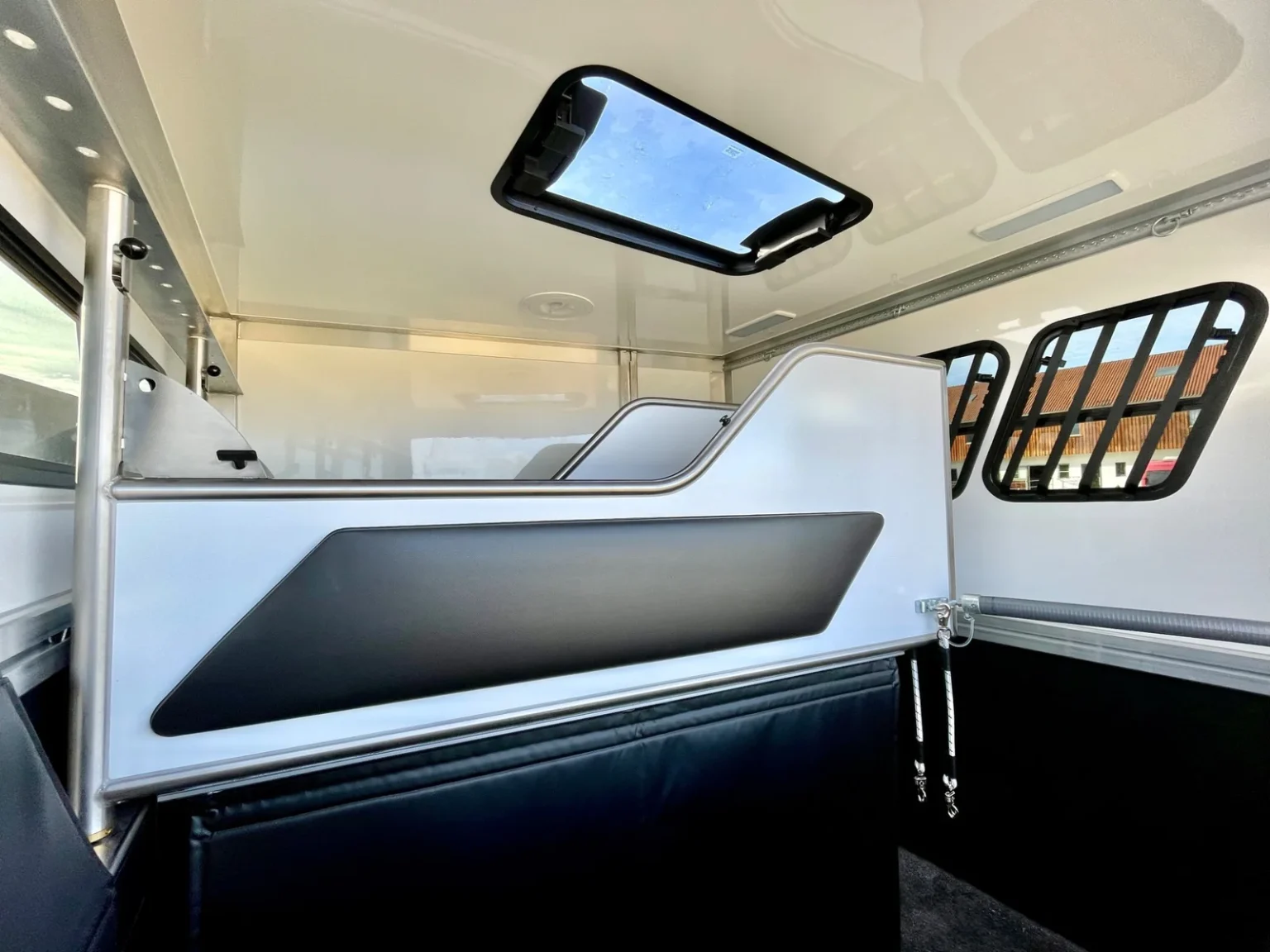 RJH Trailer Pferdeabteil