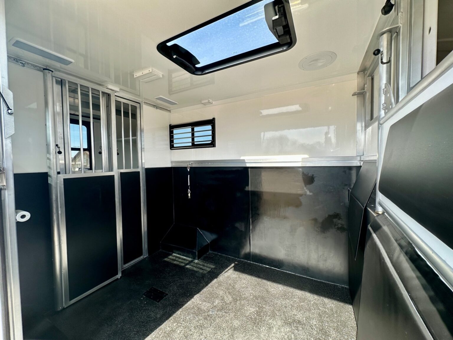 RJH Sport Mercedes Benz 2-Pferdetransporter Pferdeabteil