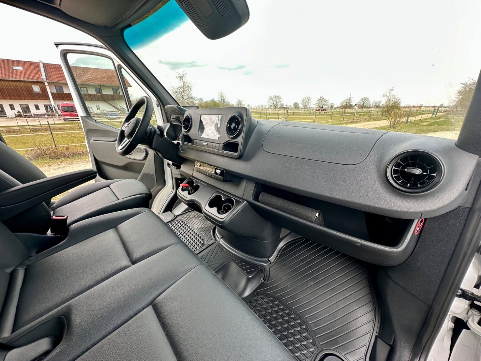 RJH Sport Mercedes Benz 2-Pferdetransporter Fahrerabteil