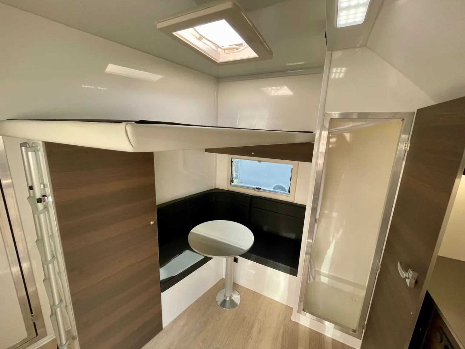 RJH Trailer Wohnabteil braunes Design