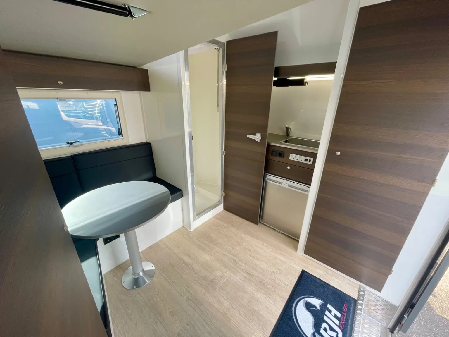 RJH Trailer Wohnabteil braunes Design