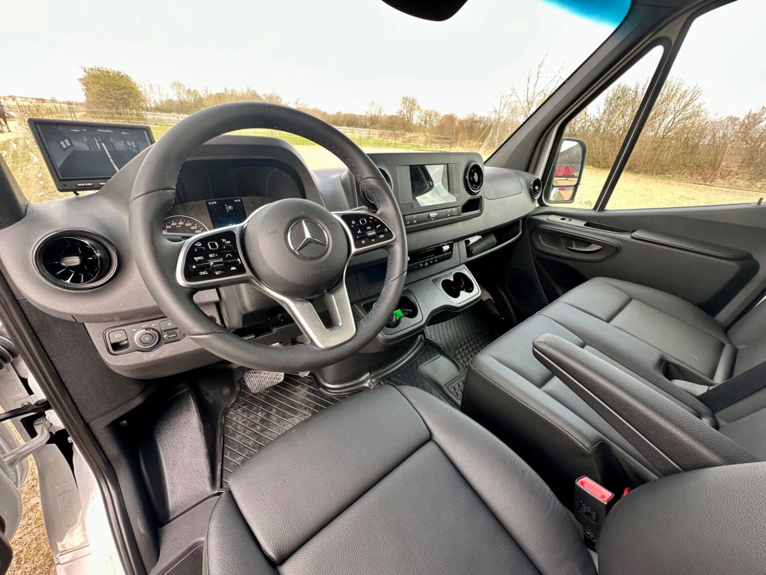 RJH Sport Mercedes Benz 2-Pferdetransporter Fahrerabteil