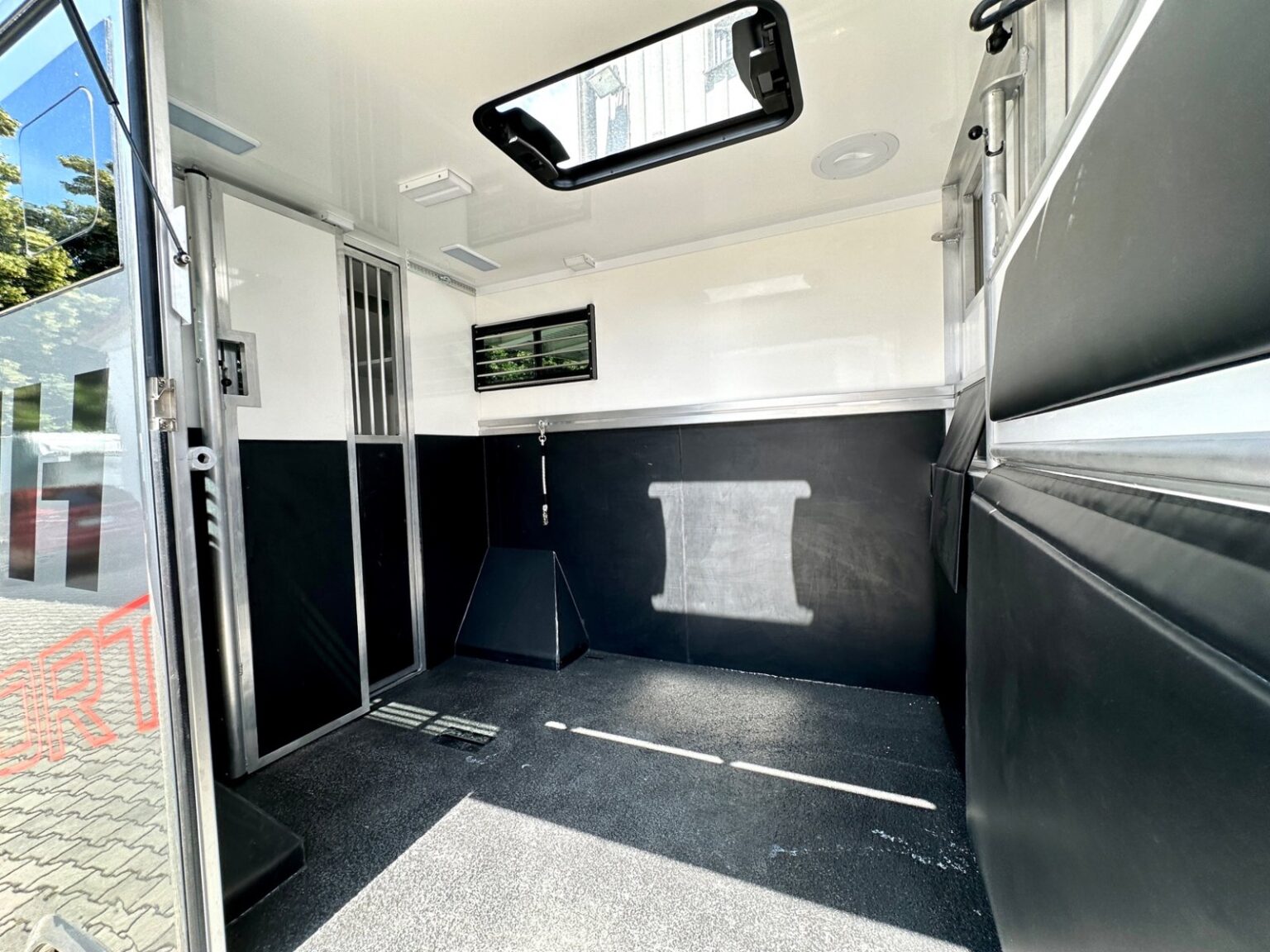 RJH Sport Mercedes Benz 2-Pferdetransporter Pferdeabteil