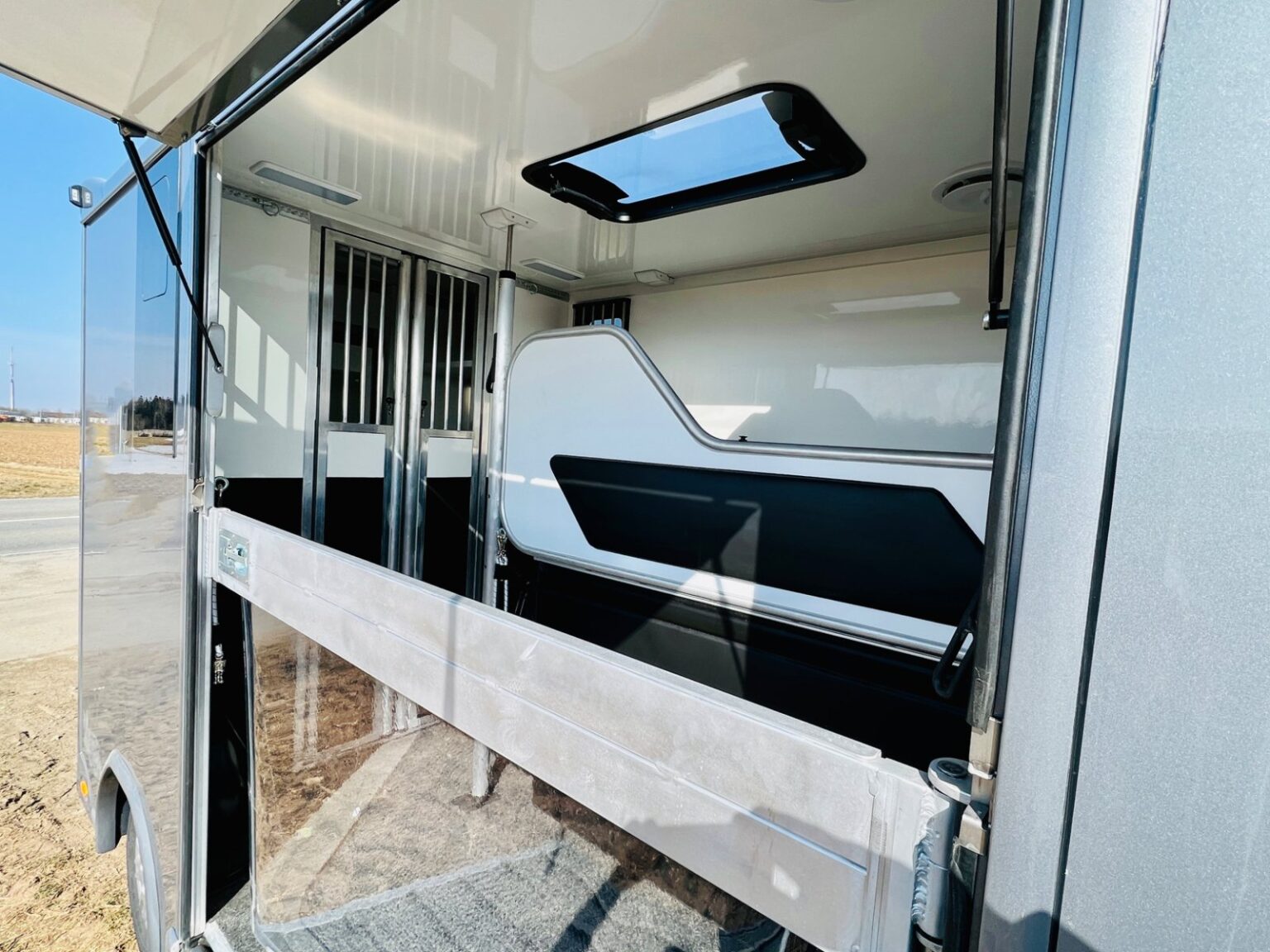 RJH Sport Renault 2-Pferdetransporter Pferdeabteil