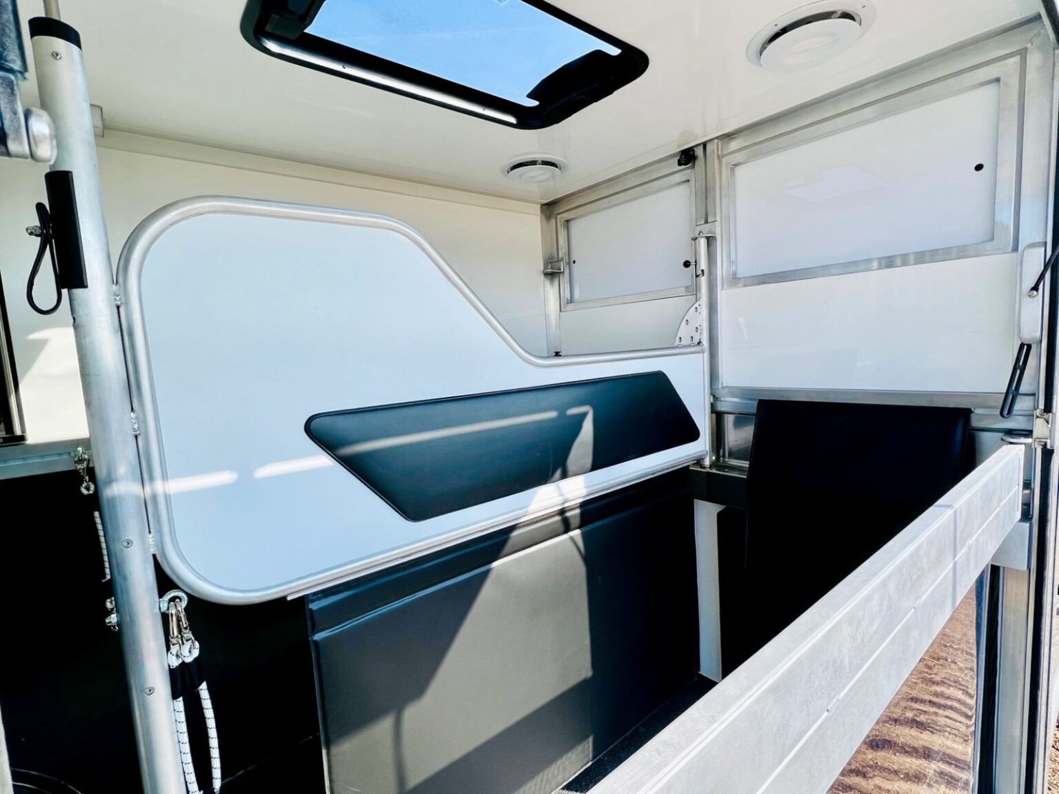 RJH Sport Renault 2-Pferdetransporter Pferdeabteil